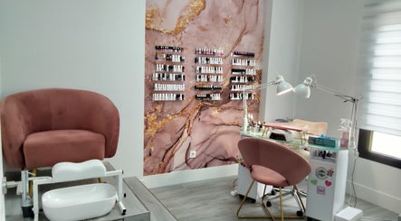Espacio de manicura en Albaruizbelleza, Socuéllamos, Castilla-la Mancha, ES con sillas rosadas y decoración elegante.