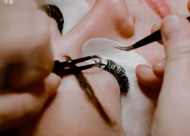 Extensiones de pestañas en Albaruizbelleza, Socuéllamos, Castilla-la Mancha, ES, realzando la mirada.