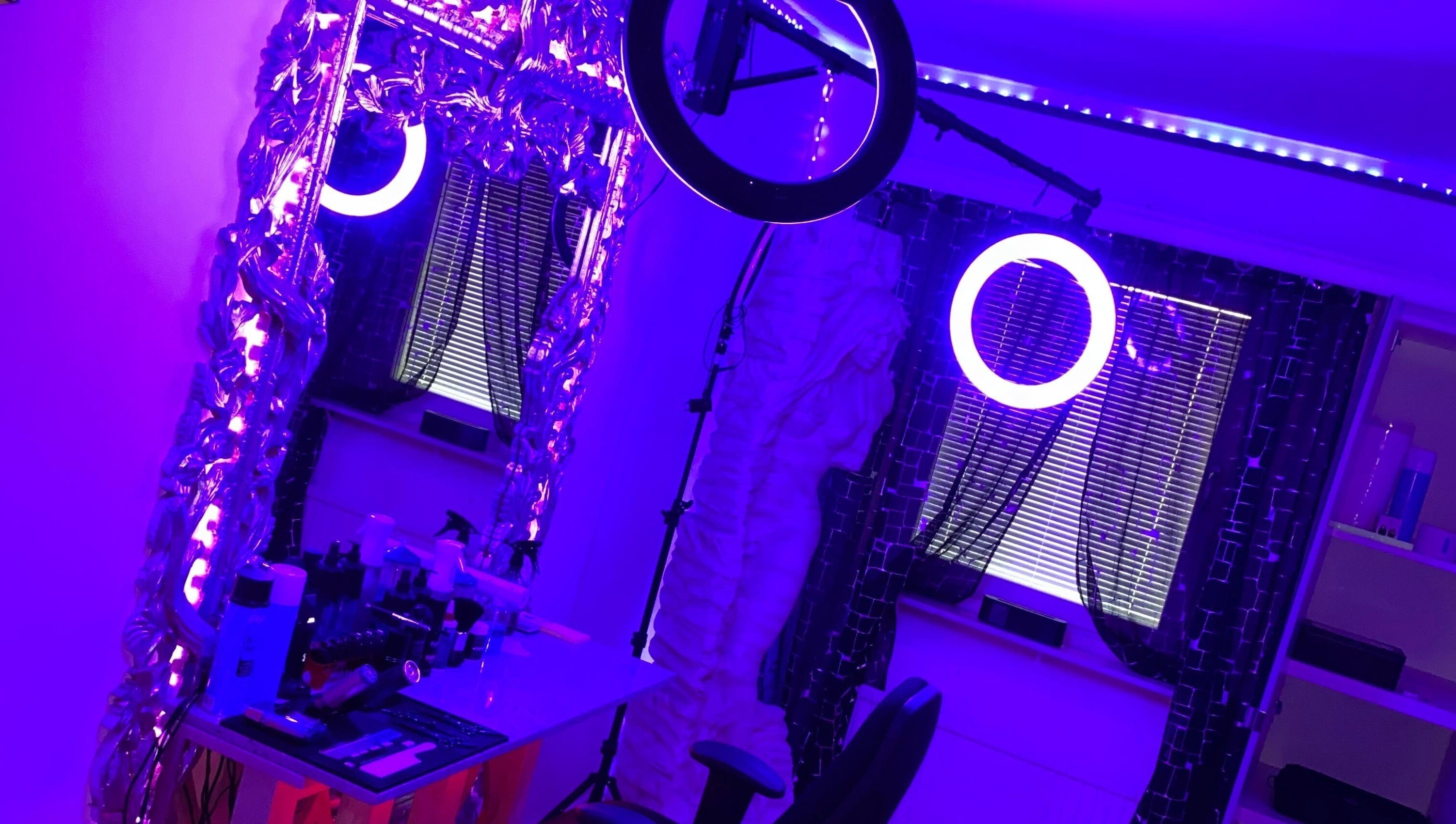 Stilfullt makeup-studio med spegel och belysning på JeyBlendz, Älvsjö, Stockholms Län, SE.