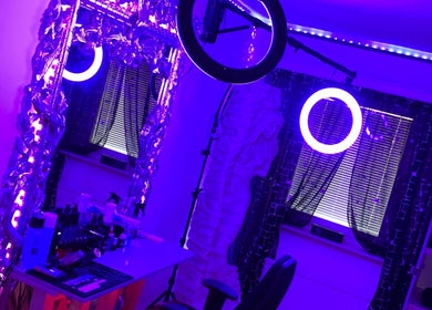 Stilfullt makeup-studio med spegel och belysning på JeyBlendz, Älvsjö, Stockholms Län, SE.