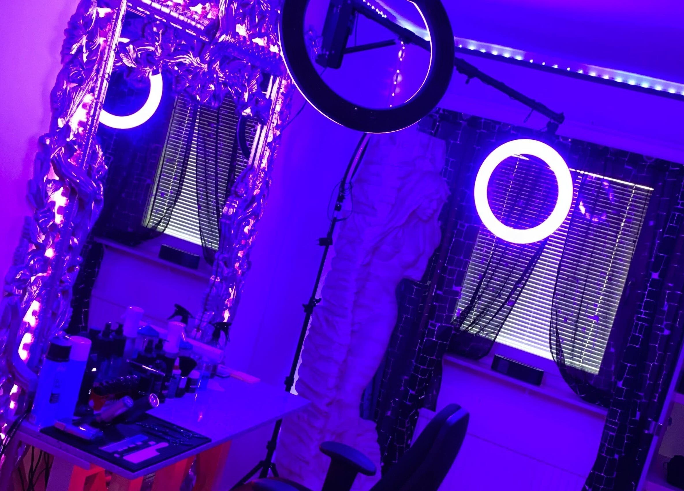 Stilfullt makeup-studio med spegel och belysning på JeyBlendz, Älvsjö, Stockholms Län, SE.