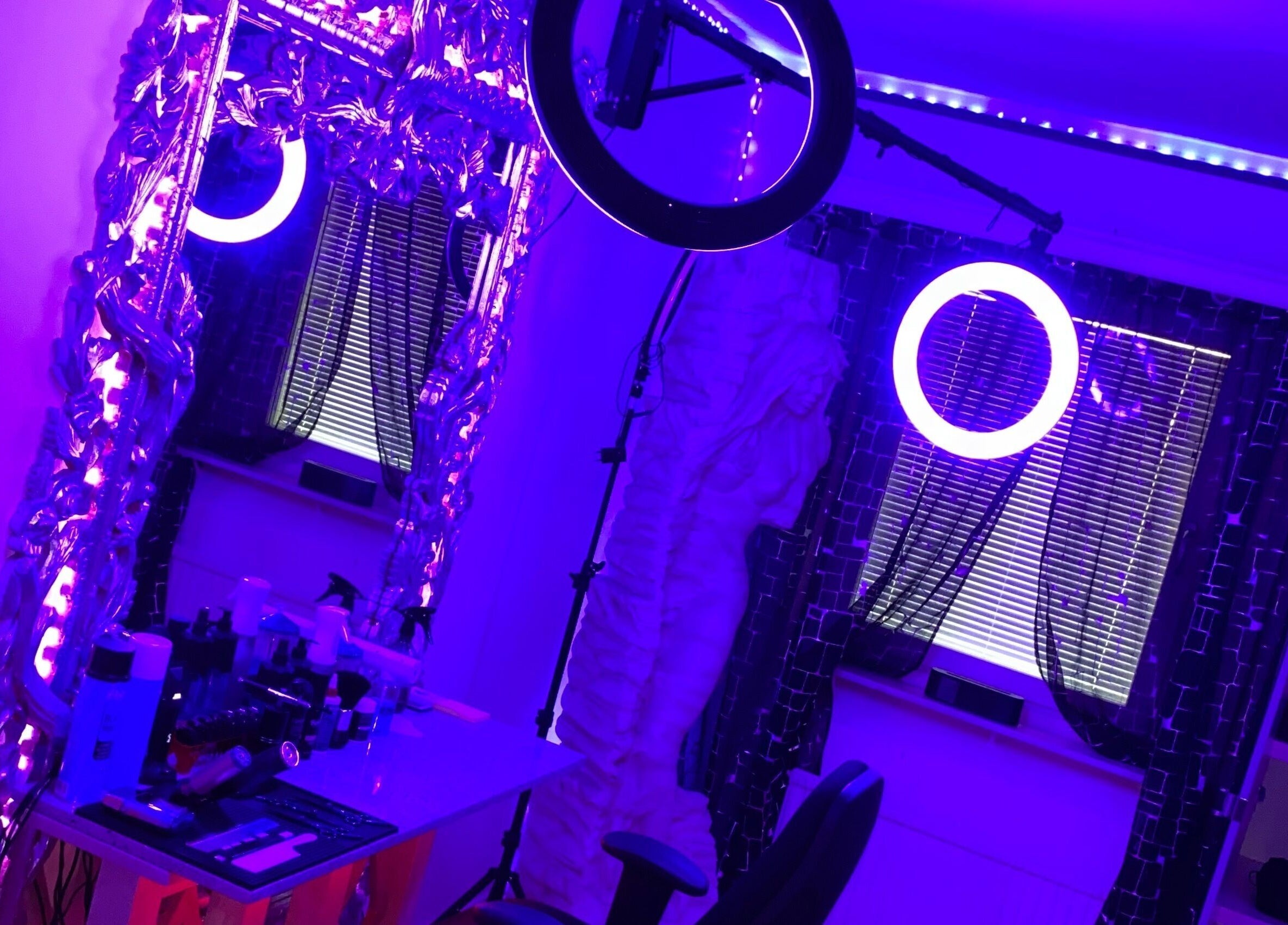 Stilfullt makeup-studio med spegel och belysning på JeyBlendz, Älvsjö, Stockholms Län, SE.