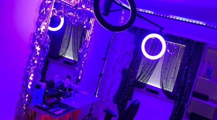 Stilfullt makeup-studio med spegel och belysning på JeyBlendz, Älvsjö, Stockholms Län, SE.