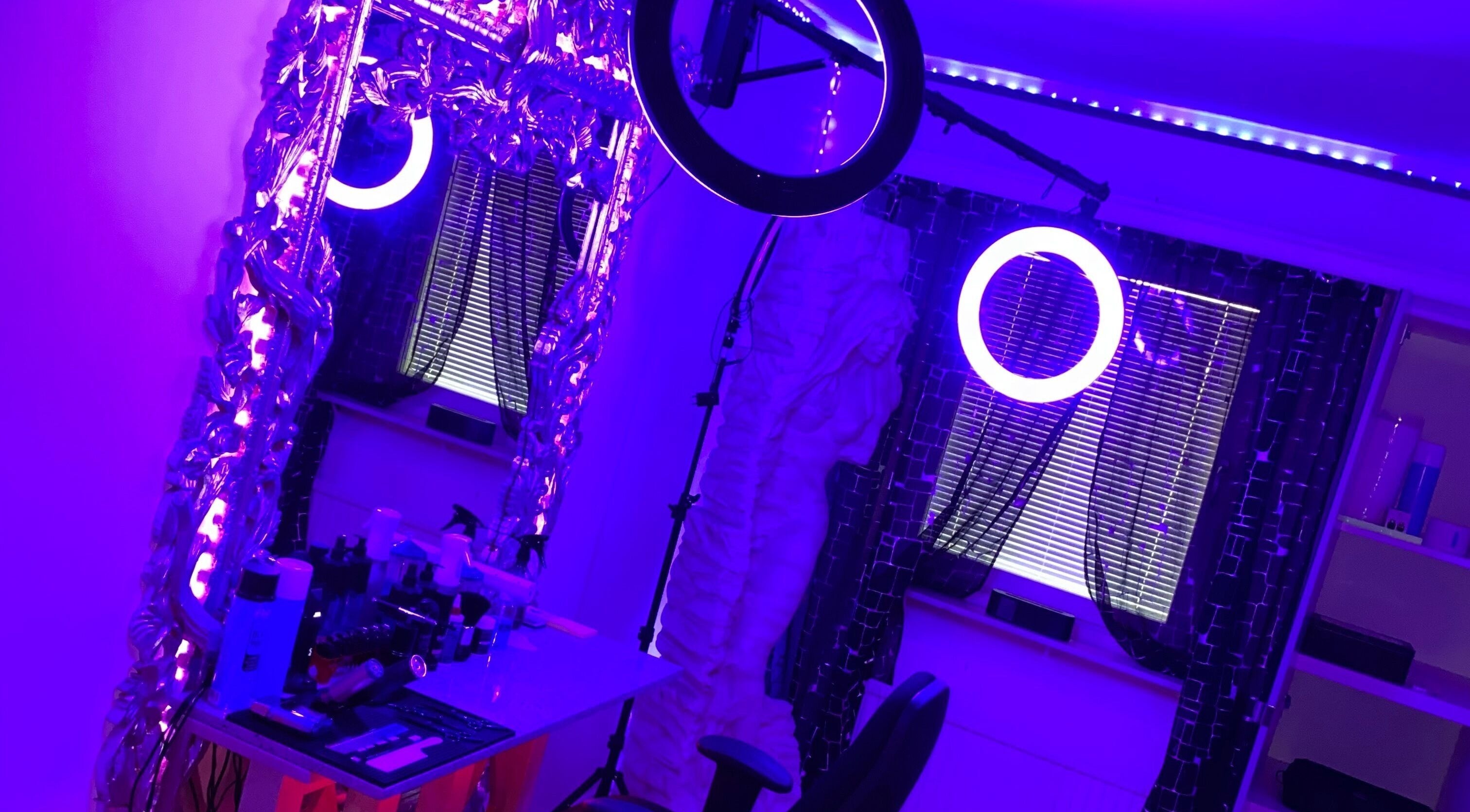 Stilfullt makeup-studio med spegel och belysning på JeyBlendz, Älvsjö, Stockholms Län, SE.