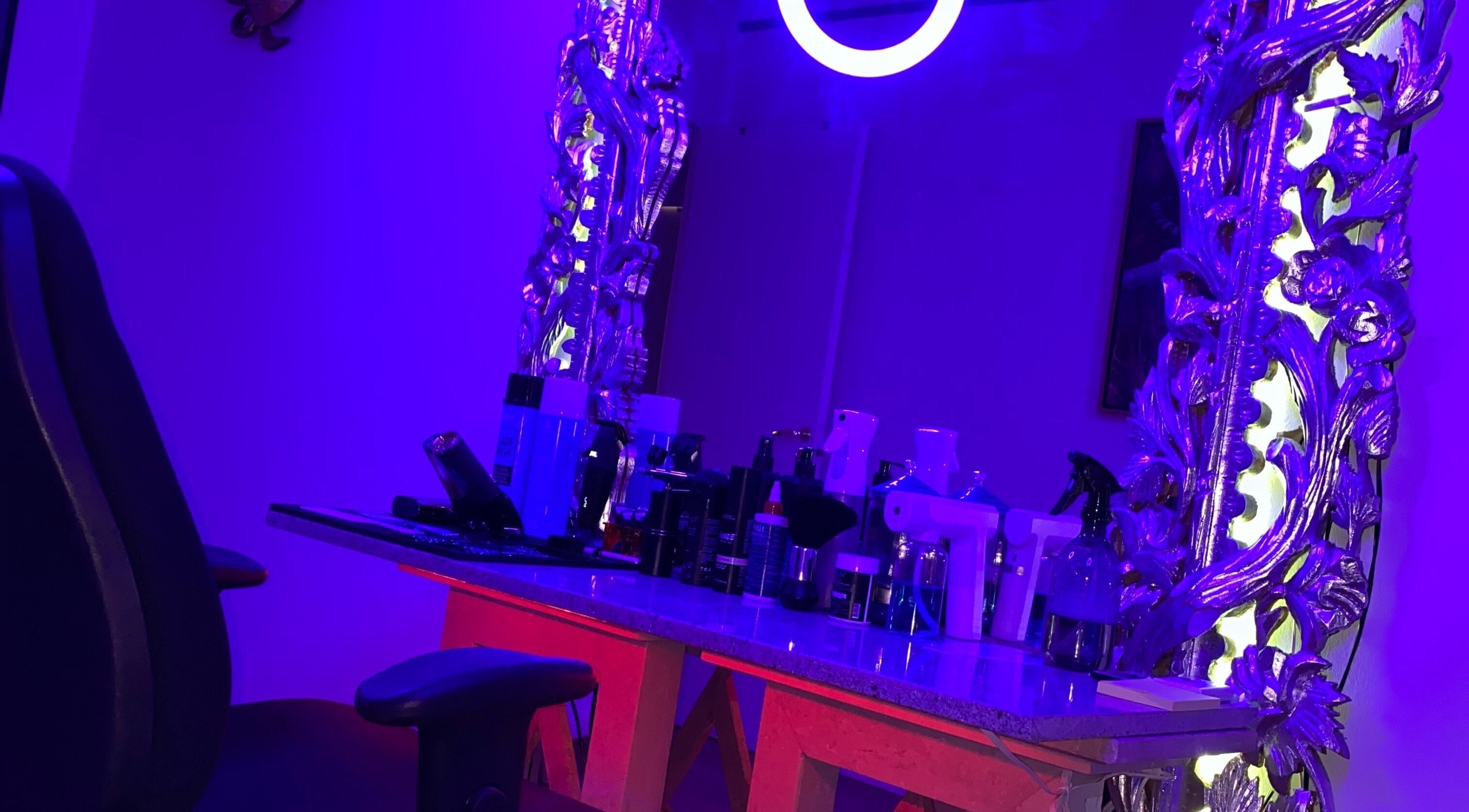 Modernt spegelbord med produkter hos JeyBlendz, Älvsjö, Stockholms Län, SE, upplyst i lila.