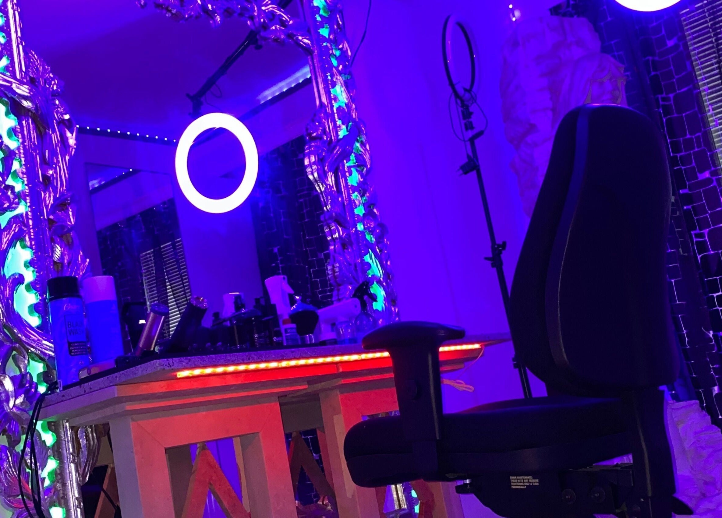 JeyBlendz studio i Älvsjö, Stockholms Län med stilfull spegel och arbetsstation.