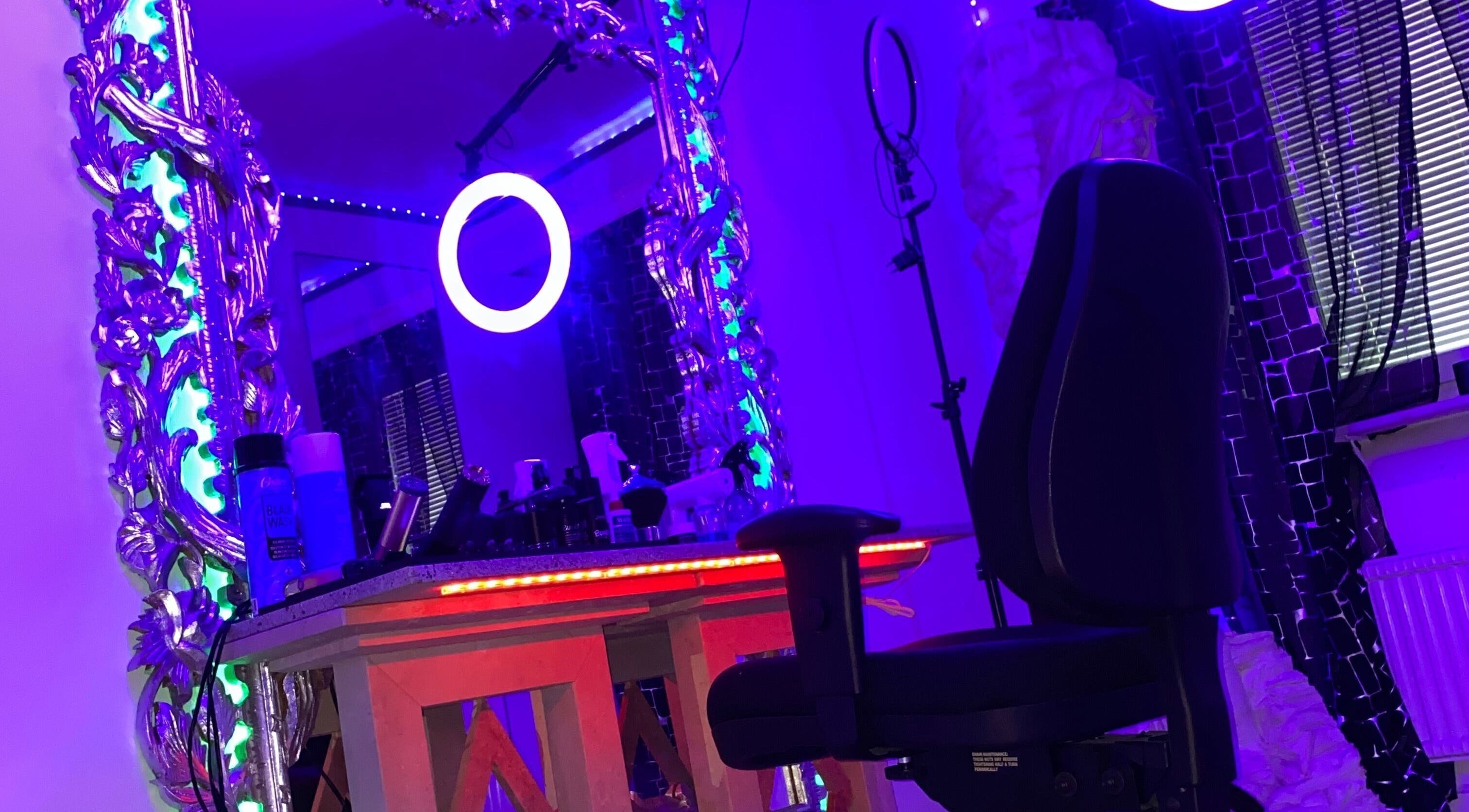 JeyBlendz studio i Älvsjö, Stockholms Län med stilfull spegel och arbetsstation.