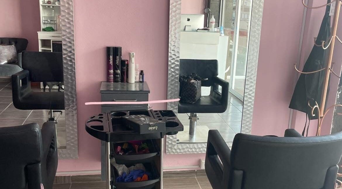 Modern salon interior at Kared beauty center, Estado De México, featuring elegant styling chairs and mirrors.