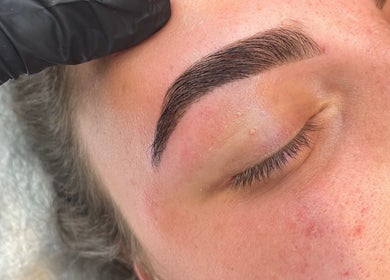 Close-up of expertly shaped eyebrows at Dolluxe Beauty in Aberdeen, Scotland, GB, showcasing precision and style.