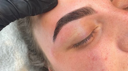 Close-up of expertly shaped eyebrows at Dolluxe Beauty in Aberdeen, Scotland, GB, showcasing precision and style.