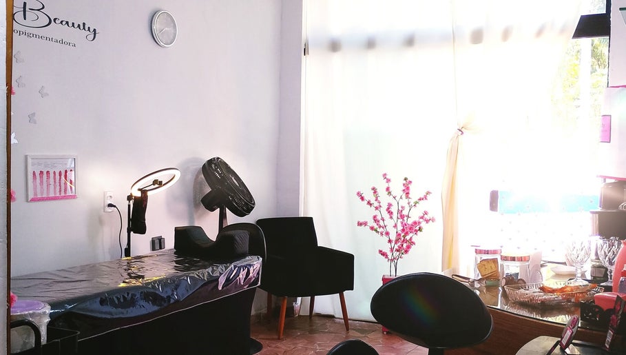 Sala de beleza em Maiza Beauty - São Caetano do Sul com decoração moderna e aconchegante, São Paulo, BR.