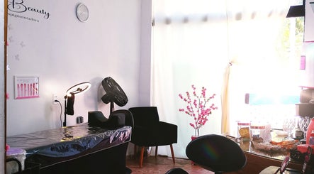 Sala de beleza em Maiza Beauty - São Caetano do Sul com decoração moderna e aconchegante, São Paulo, BR.