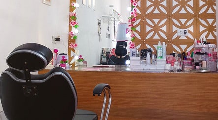 Espaço sofisticado da Maiza Beauty - São Caetano do Sul, São Paulo, BR, com cadeira e produtos de beleza.