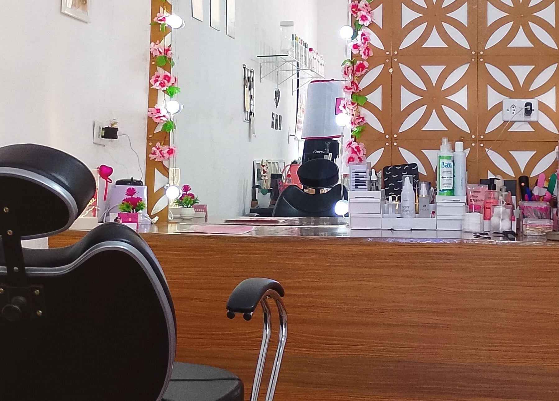 Espaço elegante na Maiza Beauty - São Caetano do Sul com cadeira de salão e produtos de beleza.