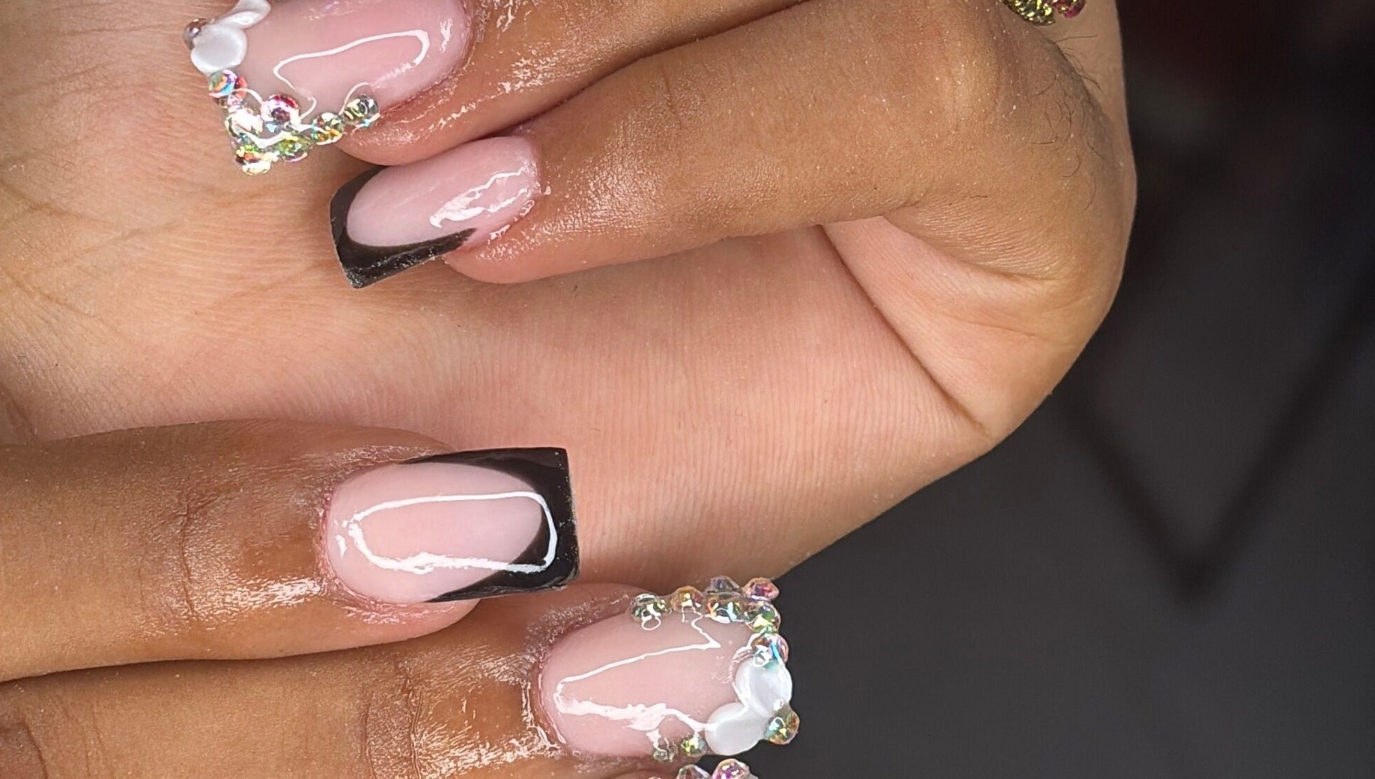 Manucure chic avec strass chez Chez k sublime, Matoury, Arrondissement De Cayenne, GF.