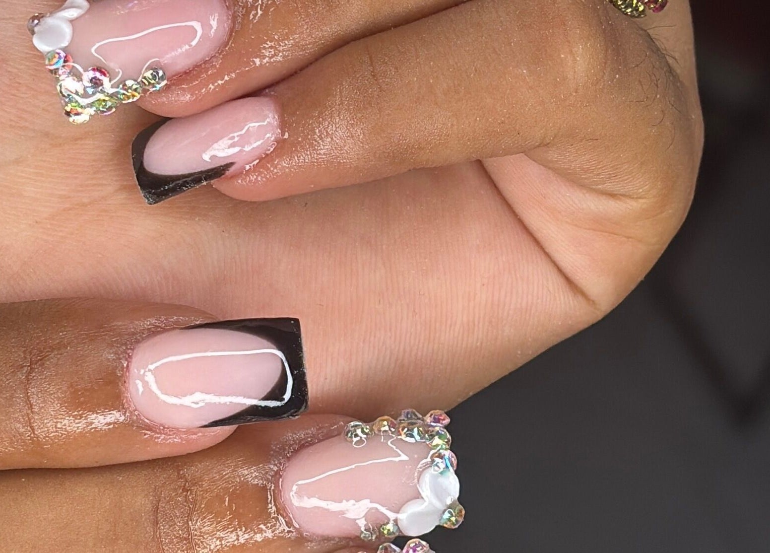 Manucure chic avec strass chez Chez k sublime, Matoury, Arrondissement De Cayenne, GF.