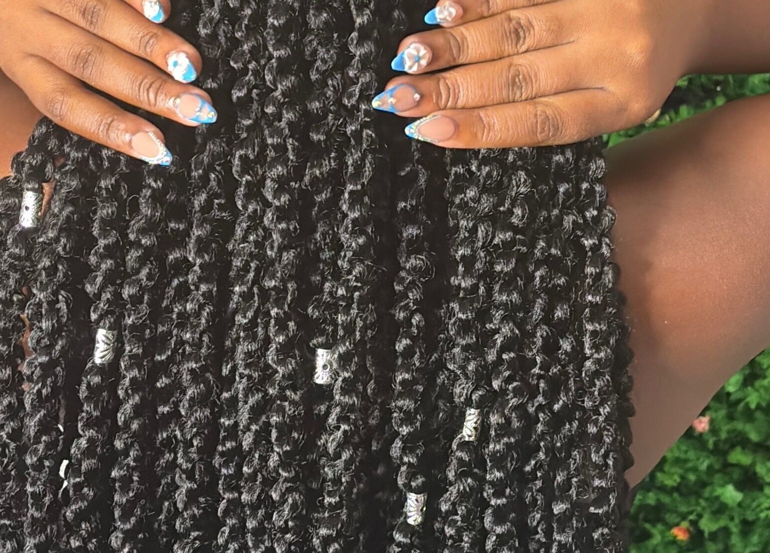 Coiffure tresse avec accessoires chez Chez K Sublime à Matoury, Arrondissement De Cayenne, GF.