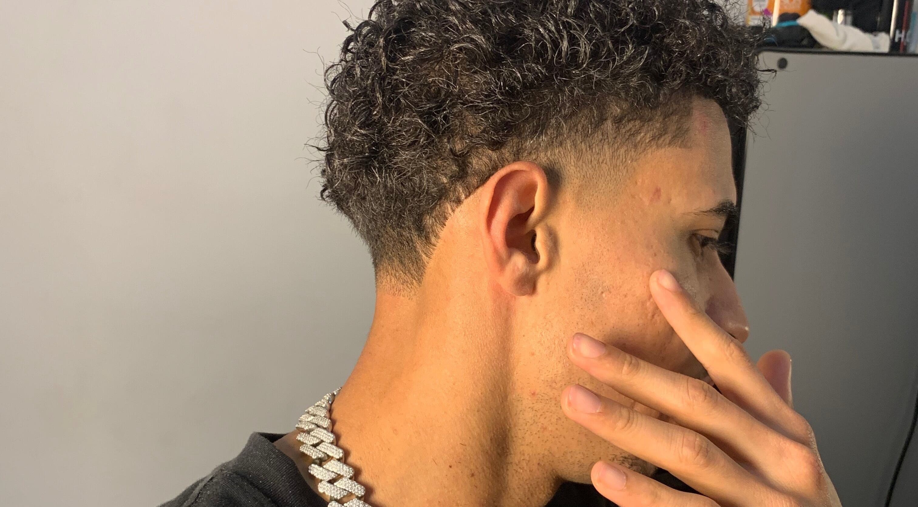 Corte de cabelo estiloso na Xavier barbearia, São Paulo, São Paulo, BR.