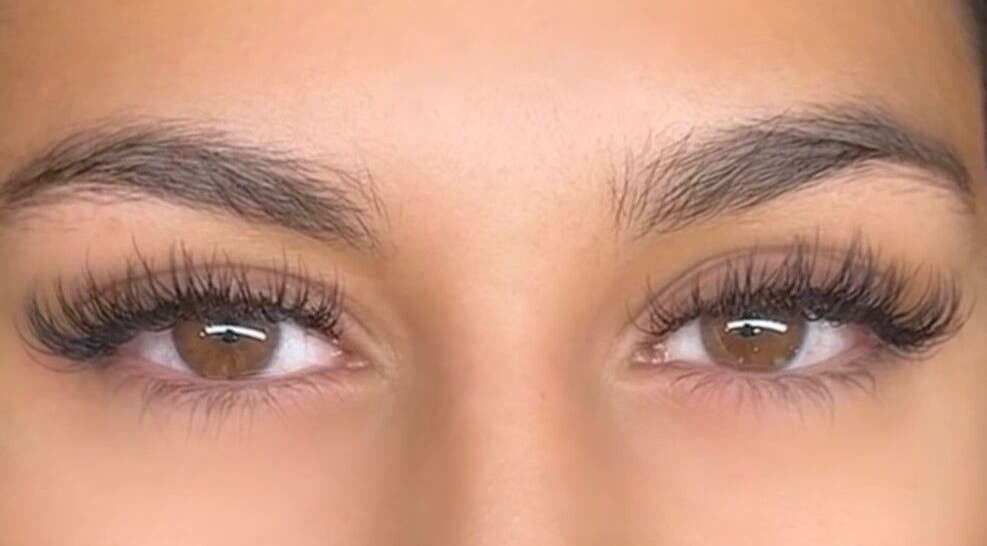 Extensions de cils à Lash Queen, Échirolles, Auvergne-rhône-alpes, FR, rehaussant des yeux marron.