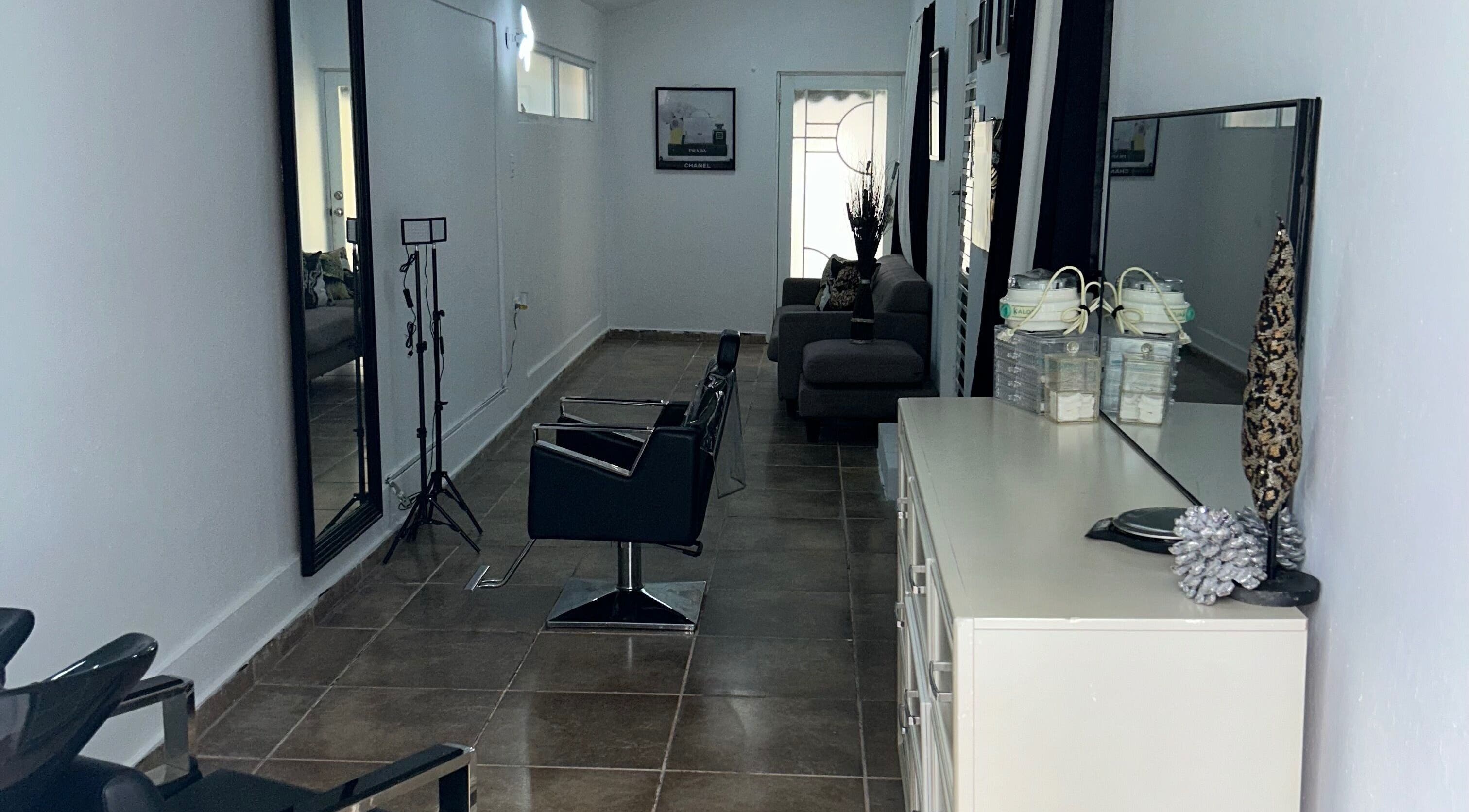 Modern interior of Dámelo Todo Salón in Las Piedras, Las Piedras, PR with sleek styling chair and decor.