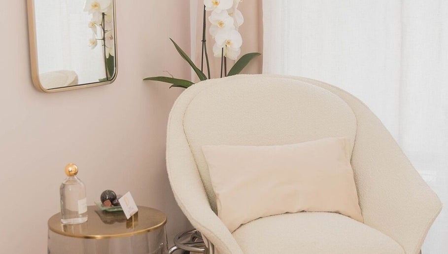 Coin détente élégant chez LSC Lifting Sans Chirurgie Paris, Paris, Île-de-France, FR avec fauteuil et orchidée.