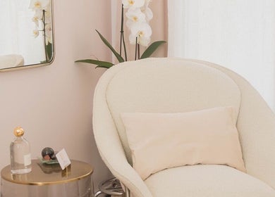 Coin détente élégant chez LSC Lifting Sans Chirurgie Paris, Paris, Île-de-France, FR avec fauteuil et orchidée.