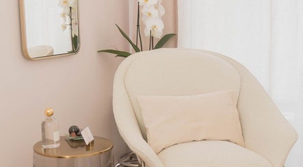 Coin détente élégant chez LSC Lifting Sans Chirurgie Paris, Paris, Île-de-France, FR avec fauteuil et orchidée.