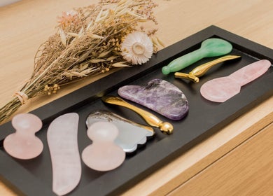 Outils Gua Sha et fleurs séchées chez LSC Lifting Sans Chirurgie Paris, Paris, Île-de-France, FR.