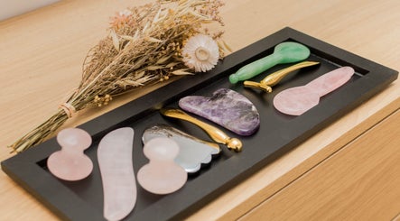 Outils Gua Sha et fleurs séchées chez LSC Lifting Sans Chirurgie Paris, Paris, Île-de-France, FR.