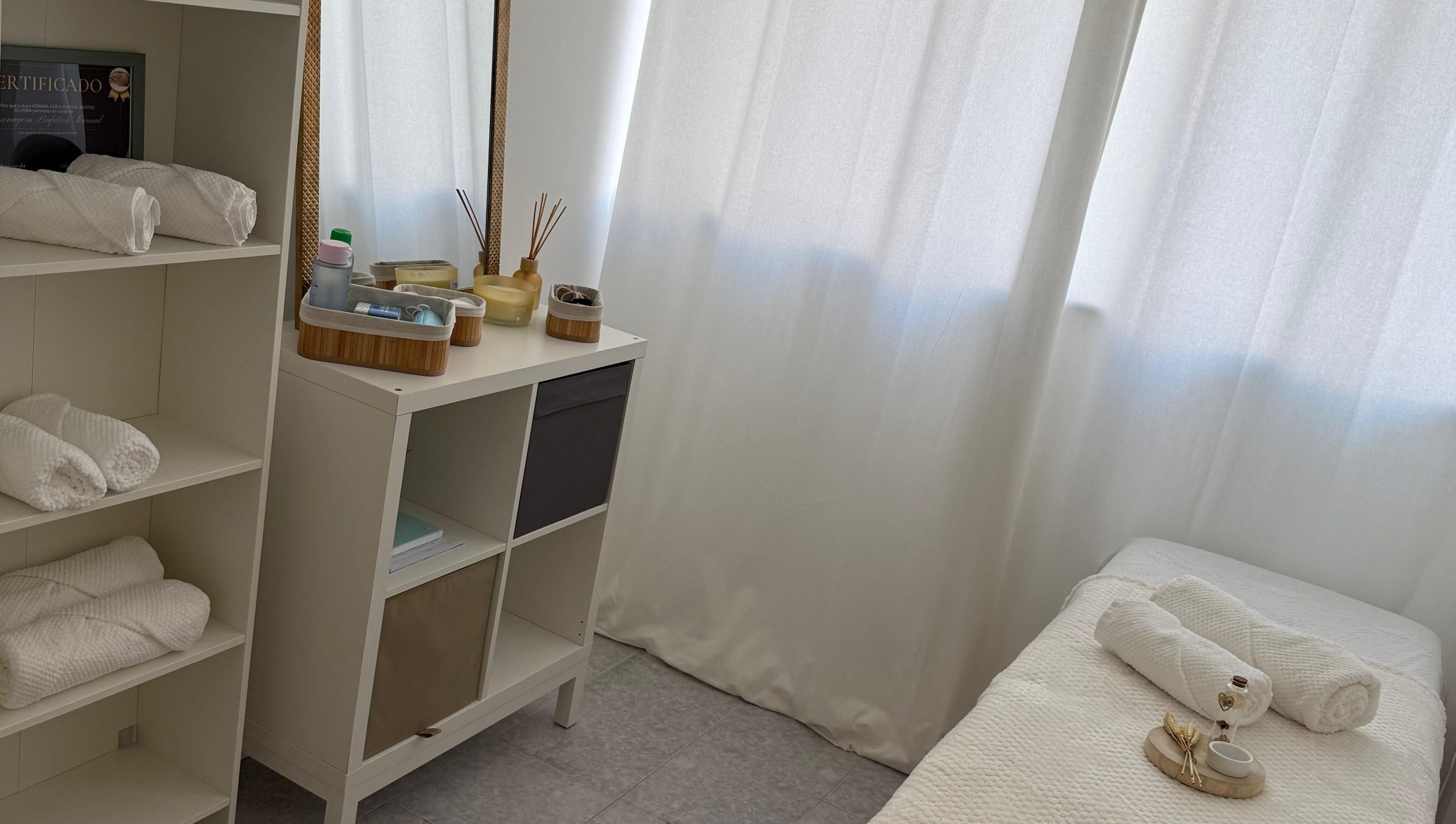 Sala de tratamentos acolhedora em Adriana Oliveira Estética e Bem-Estar, Braga, Braga, PT.