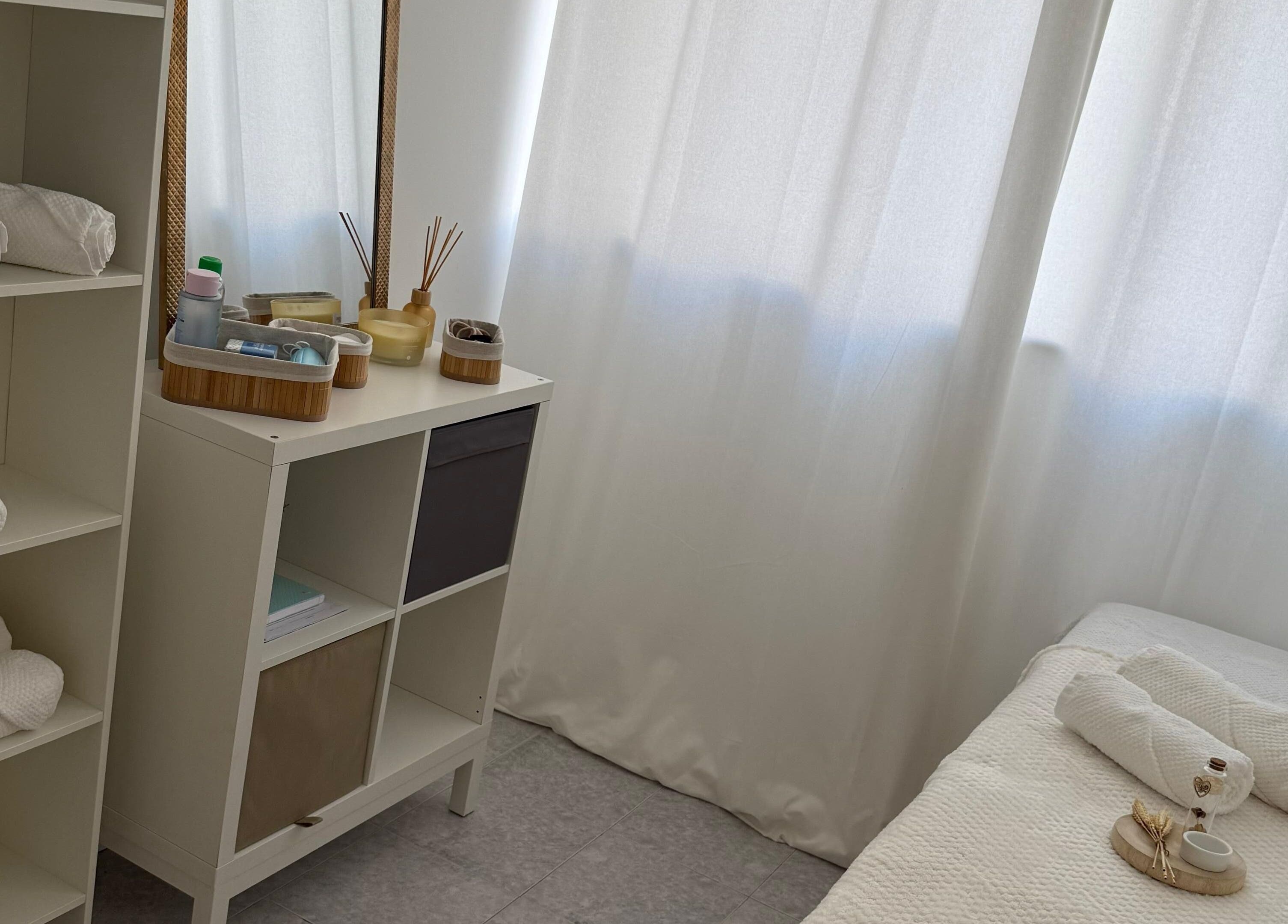 Sala de tratamentos acolhedora em Adriana Oliveira Estética e Bem-Estar, Braga, Braga, PT.