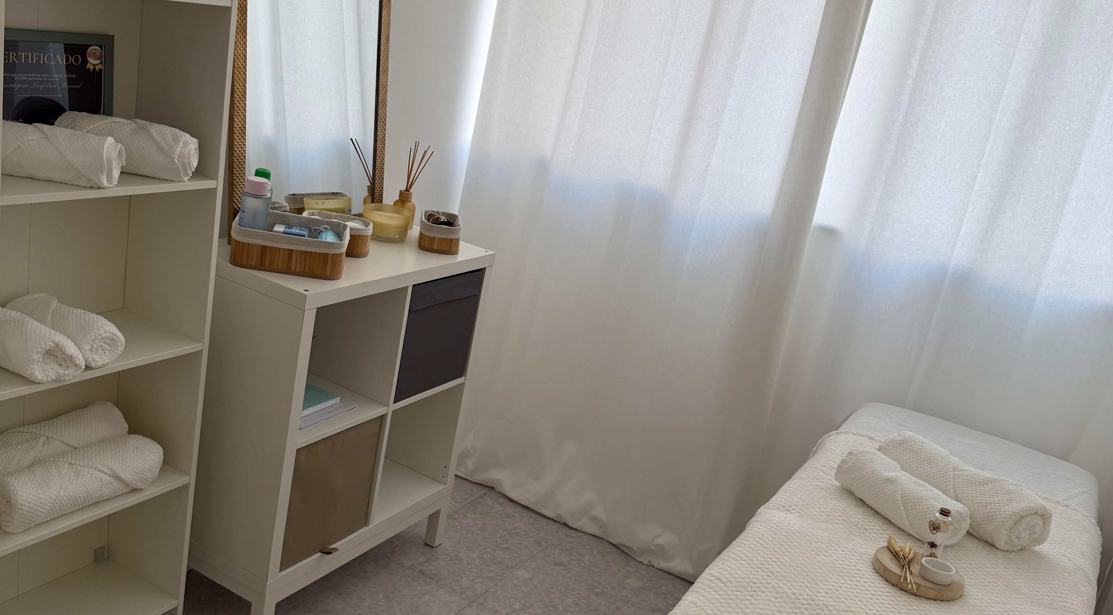 Sala de tratamentos acolhedora em Adriana Oliveira Estética e Bem-Estar, Braga, Braga, PT.