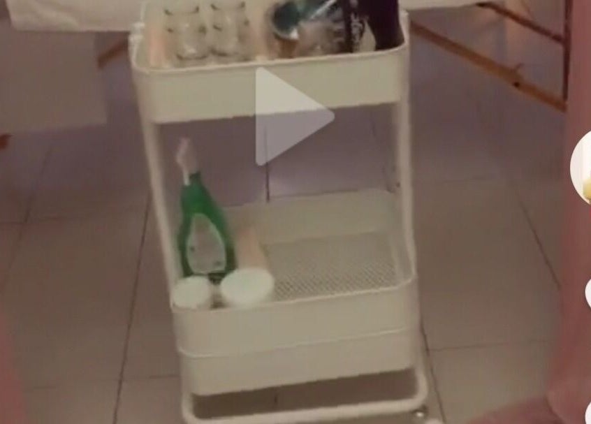 Καρότσι με προϊόντα στο Queen of Spa Massage & Wellness, Strt, Λευκωσία, CY.