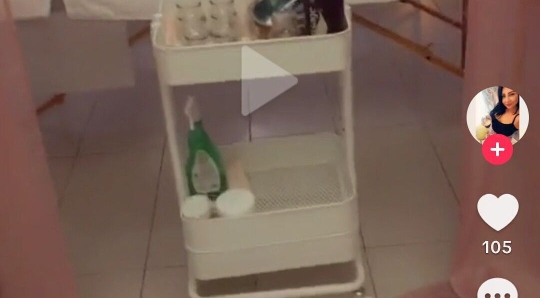 Καρότσι με προϊόντα στο Queen of Spa Massage & Wellness, Strt, Λευκωσία, CY.