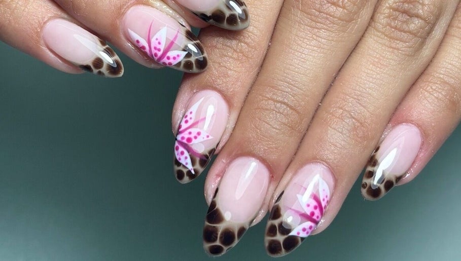Diseño de uñas florales de color rosa en I Do Nails Pr, Toa Baja, Toa Baja, PR.