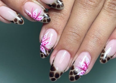 Diseño de uñas florales de color rosa en I Do Nails Pr, Toa Baja, Toa Baja, PR.