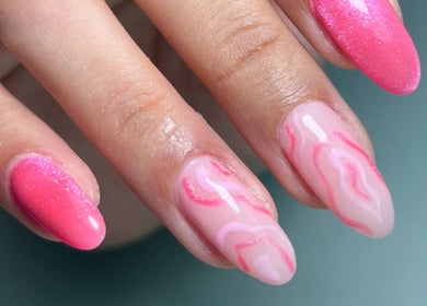 Manicura con diseño rosa vibrante en I Do Nails Pr, Toa Baja, Toa Baja, PR.
