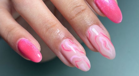Manicura con diseño rosa vibrante en I Do Nails Pr, Toa Baja, Toa Baja, PR.