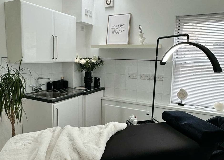 Modern lash room at Adriana Tenorio Lash Brows, Antofagasta, Antofagasta, CL, featuring a cozy bed and elegant decor.