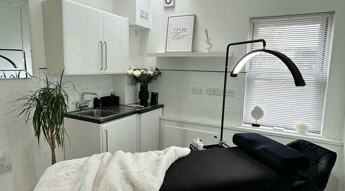 Modern lash room at Adriana Tenorio Lash Brows, Antofagasta, Antofagasta, CL, featuring a cozy bed and elegant decor.