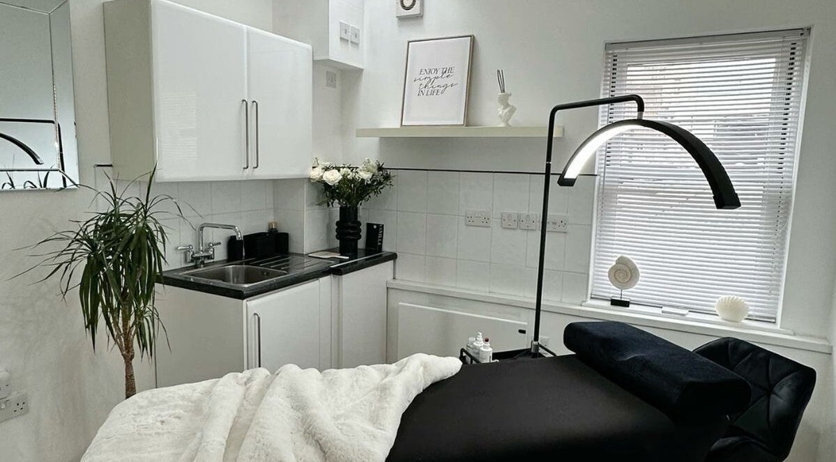 Modern lash room at Adriana Tenorio Lash Brows, Antofagasta, Antofagasta, CL, featuring a cozy bed and elegant decor.