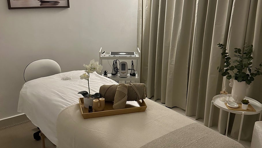 Relaxing spa room at Essenza in Licey Al Medio, Santiago, DO with cozy bed and calming decor.