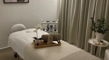 Relaxing spa room at Essenza in Licey Al Medio, Santiago, DO with cozy bed and calming decor.