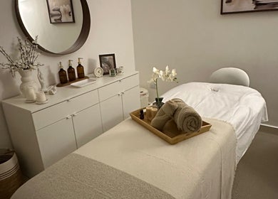 Essenza's tranquil spa room with massage bed in Licey Al Medio, Santiago, DO.
