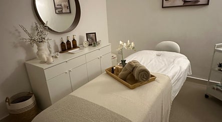 Essenza's tranquil spa room with massage bed in Licey Al Medio, Santiago, DO.