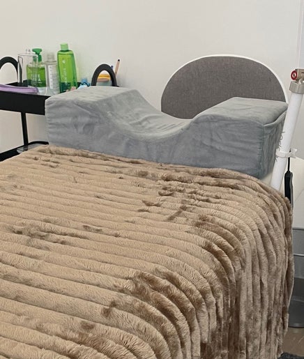Luxurious massage bed at Glow By Miriam, Bragança, Bragança, PT, featuring plush blanket and towels.