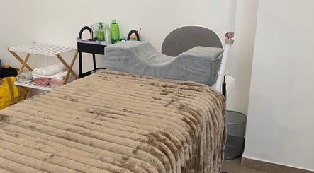 Luxurious massage bed at Glow By Miriam, Bragança, Bragança, PT, featuring plush blanket and towels.