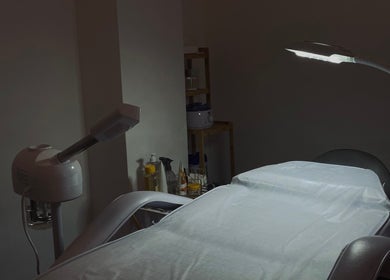 Sala de tratamento moderna no Glow Studio, Bragança, Bragança, PT, equipada para cuidados relaxantes.