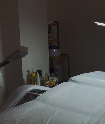 Sala de tratamento moderna no Glow Studio, Bragança, Bragança, PT, equipada para cuidados relaxantes.