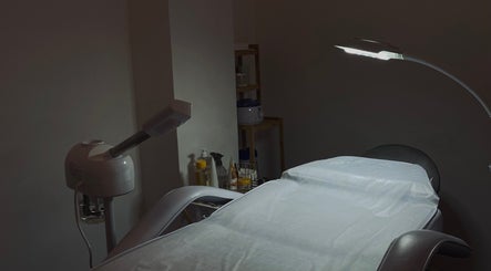 Sala de tratamento no Glow Studio, Bragança, Bragança, PT com iluminação suave e cama de estética.